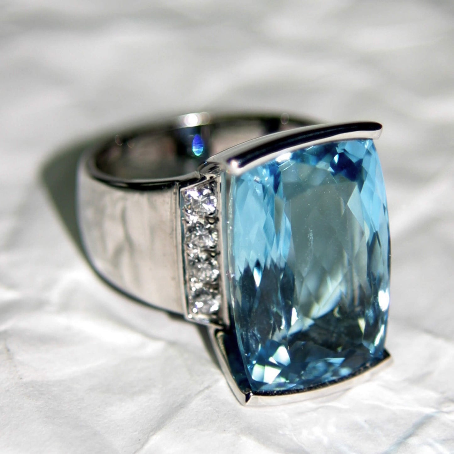 Solitaire Aquamarine with Diamond Pavé