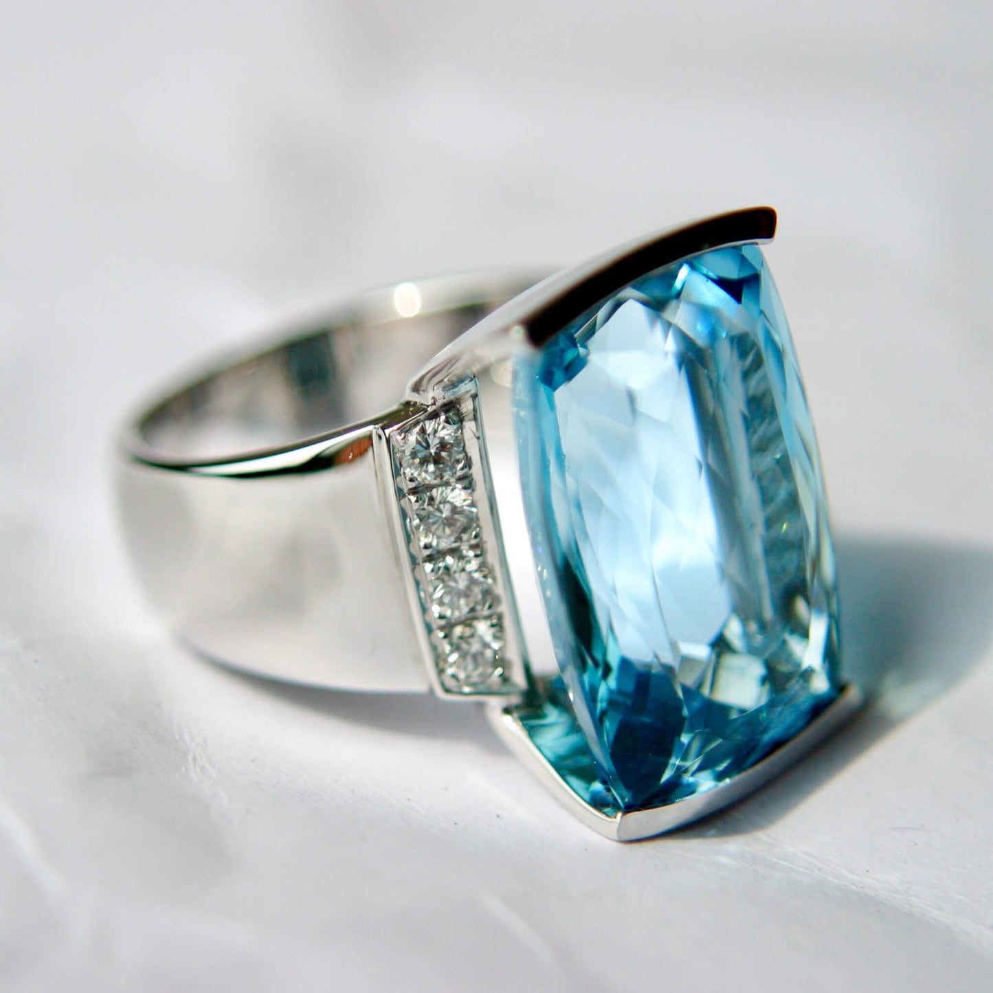 Solitaire Aquamarine with Diamond Pavé
