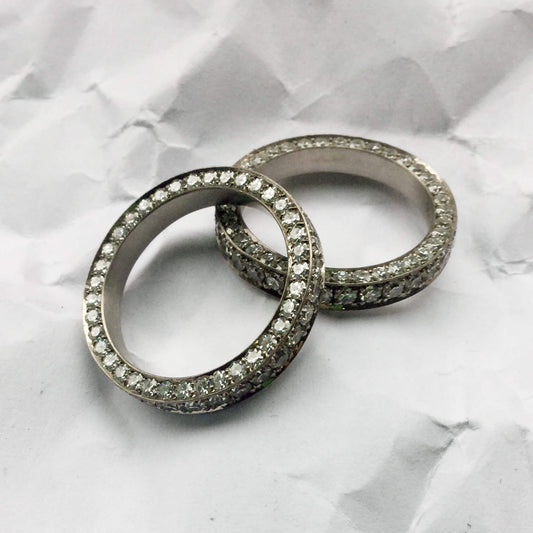 Three-Sided Pavé Alliance Ring with Brilliant Diamonds